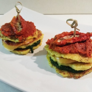 pancake di patate con salsa tricolore: crema di spinaci, pomodori secchi e scamorza gluten free vegetariano contest patate da amare