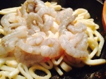 Spaghetti con calamari e mazzancolle, in cottura
