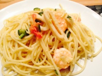 Spaghetti con calamari e mazzancolle zucchine e pomodirini